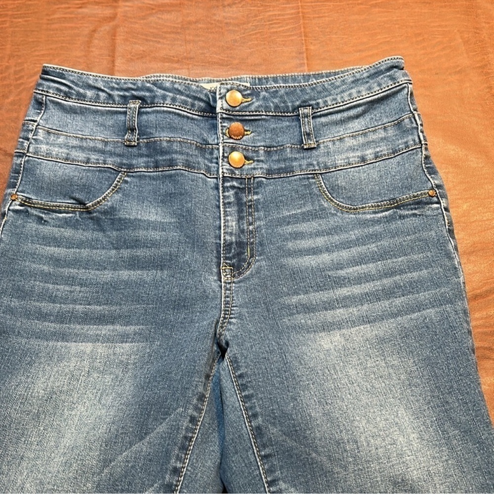 REFUGE Gray Skinny Leg Distressed Jeans
Size 10 - Picture 2 of 5